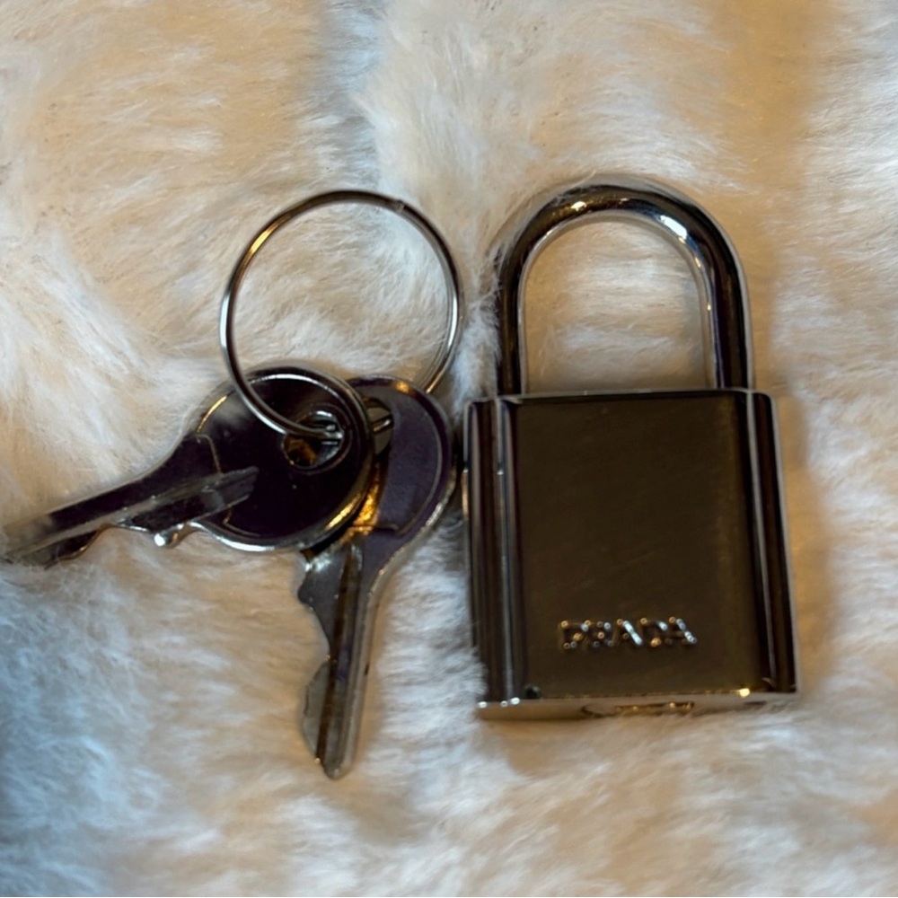 Prada nylon bag with lock and 2 keys - Picture 2 of 10
